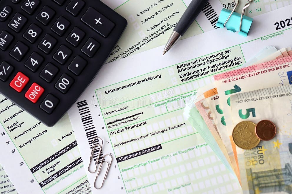 formulario-de-declaración-del-impuesto-sobre-la-renta-alemania-con-billetes-en-euros-pluma-y-europea-se-encuentra-tabla-contable-248583536